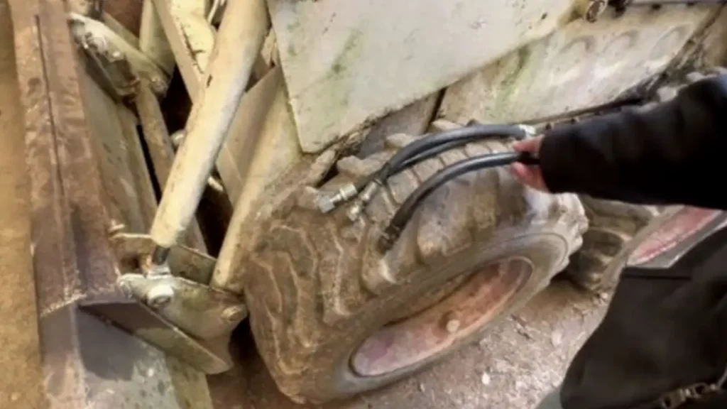 How to Replace A Hydraulic Hose? 8 how to change hydraulic hose on skid steer