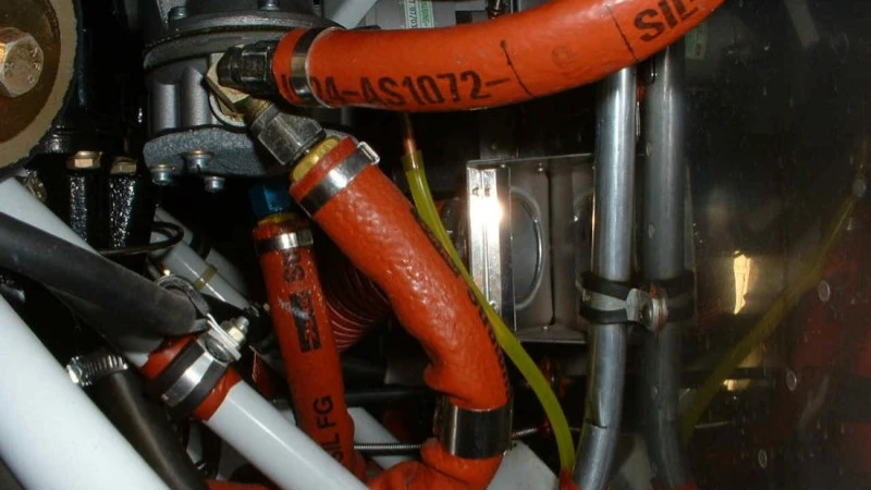 Engine pipeline fire protection sleeve