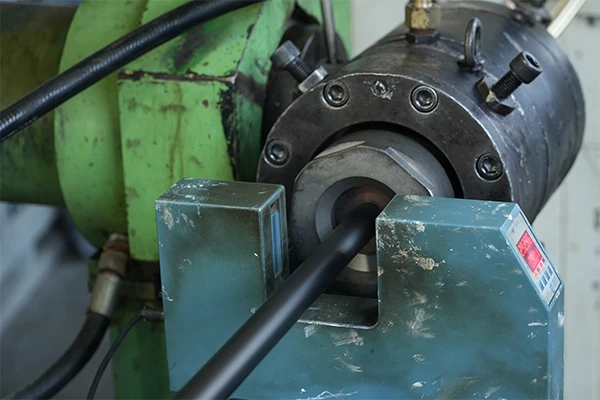 Hydraulic pipe extruder for plastic extrusion