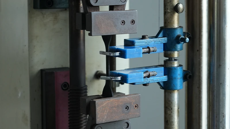 What to Look for in a Global Mining Hydraulic Hose Manufacturer 3 Rubber material inspection