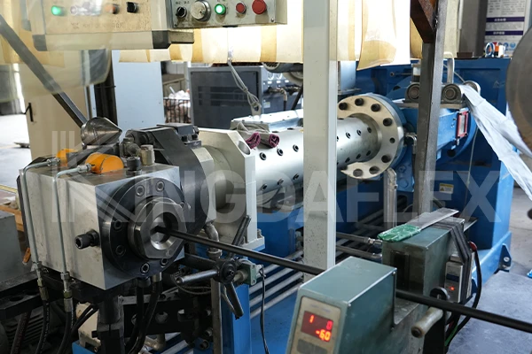 Outer rubber extrusion machine