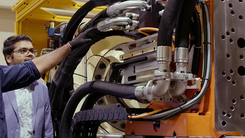OEM Hydraulic Hoses in Injection Molding