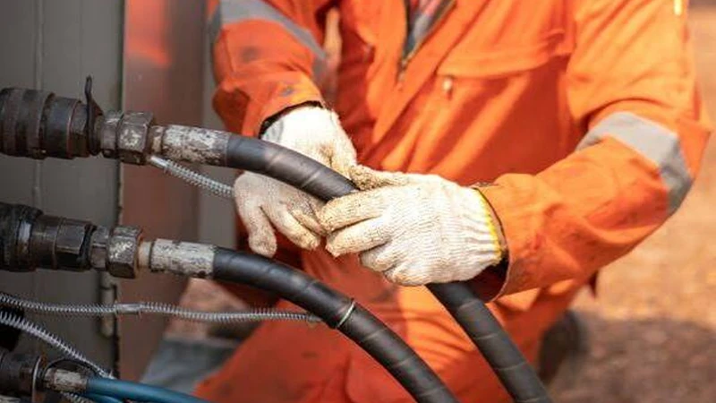 Why Hydraulic Hoses Fail at Fittings (Crimping, Vibration, Pressure Peaks) 2 Recognizing the Warning Signs Before Failure