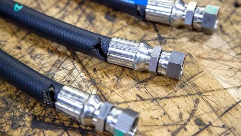 Why Hydraulic Hoses Fail at Fittings (Crimping, Vibration, Pressure Peaks) 1 Why the Fitting Is the Weakest Point in a Hose Assembly